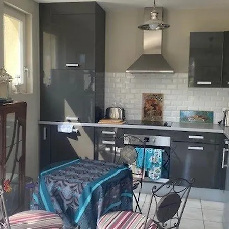 Bel F3 En Centre-ville Avec Balcon Et Parking, Proche Cures - Fr-1-703-196 Apartment