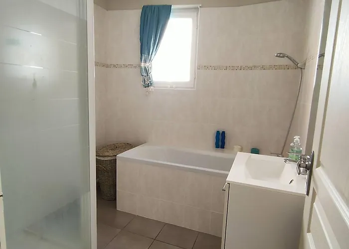 Bel F3 En Centre-ville Avec Balcon Et Parking, Proche Cures - Fr-1-703-196 아멜리에레방팔랄다