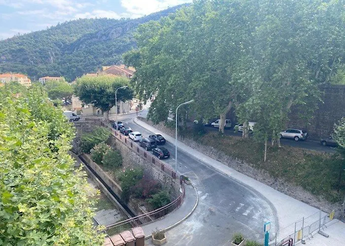 Bel F3 En Centre-ville Avec Balcon Et Parking, Proche Cures - Fr-1-703-196 *