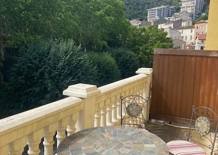 Bel F3 En Centre-ville Avec Balcon Et Parking, Proche Cures - Fr-1-703-196 아파트 *