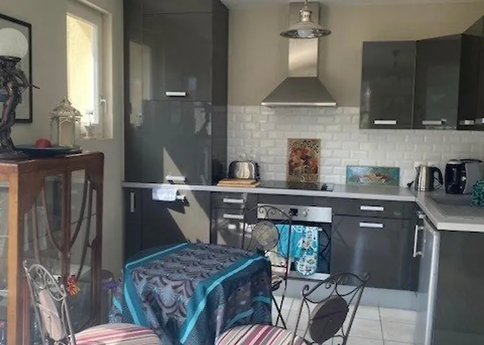 Bel F3 En Centre-ville Avec Balcon Et Parking, Proche Cures - Fr-1-703-196 아파트